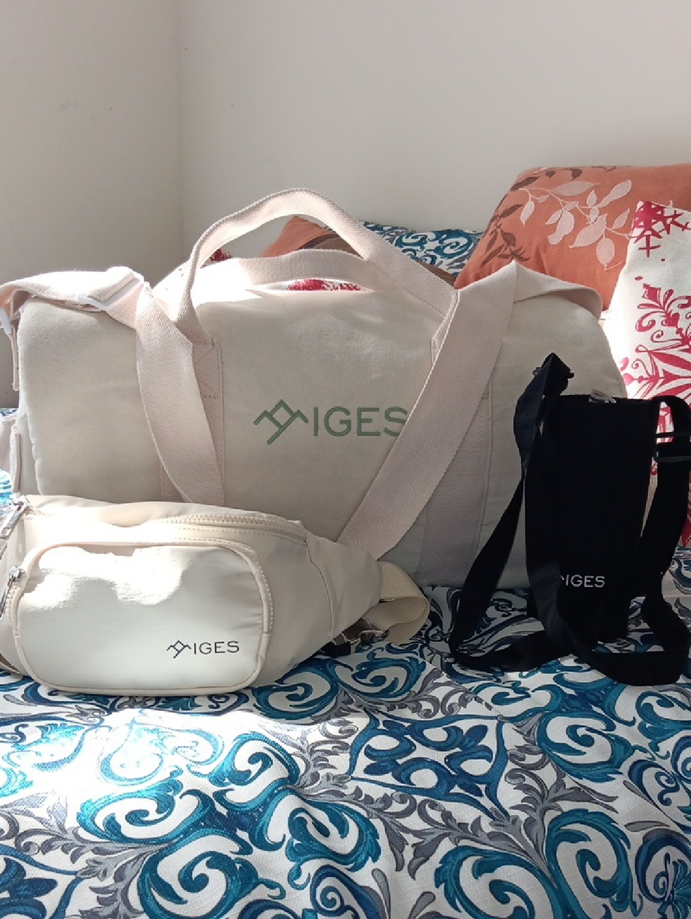 Iges Duffle Bag,Belt Bag and Water Bottle Holder  Large Duffle 19x10x10 New